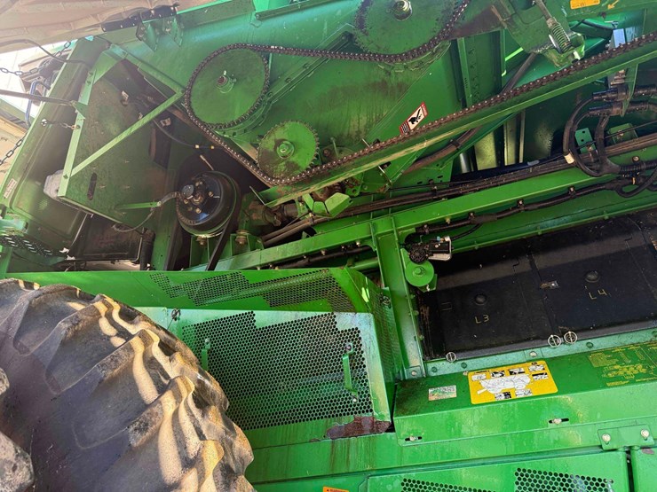 2011-john-deere-9760-combine-image-26