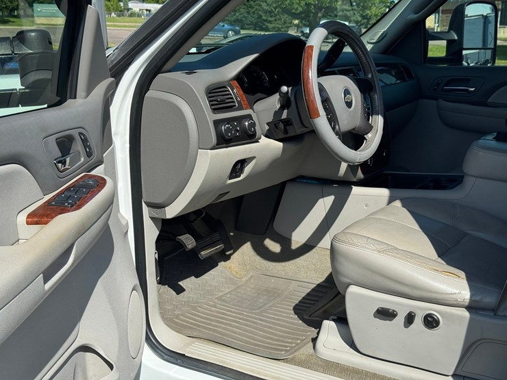 2007-chevrolet-3500-image-21