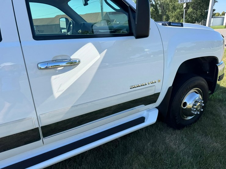 2007-chevrolet-3500-image-18