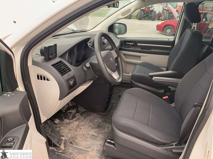 2010-dodge-grand-caravan-image-11