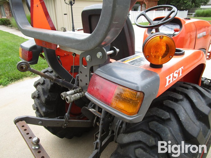 2014-kubota-l3301d-image-19