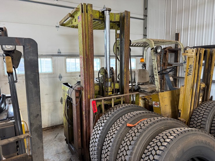 #1828-•-clark-np300-30b-forklift-image-1