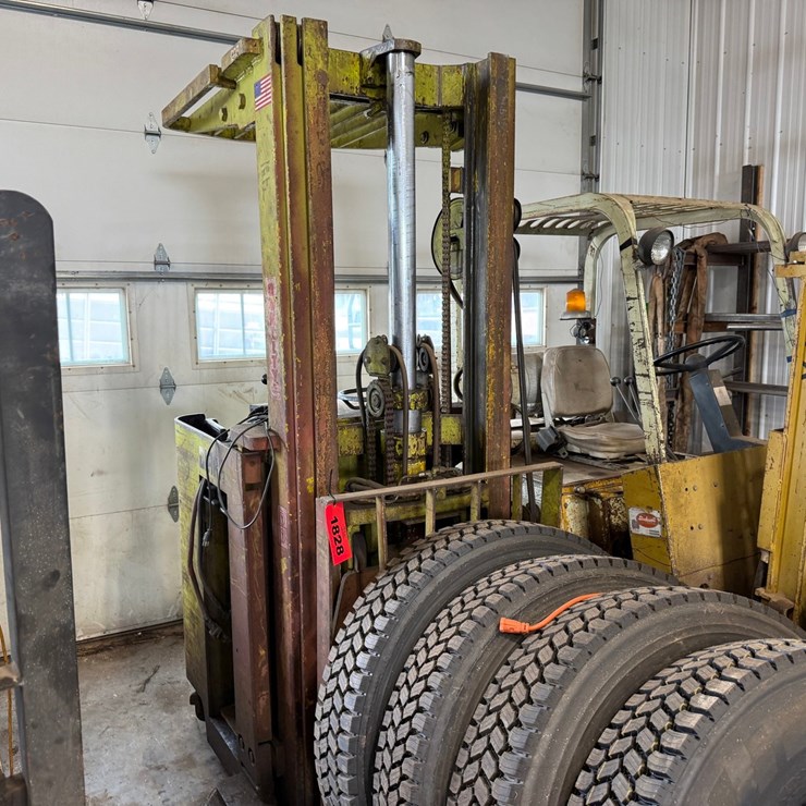 #1828 • Clark NP300-30B Forklift
