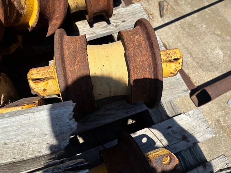 #2158-•-(2)-pallets-of-deere-750j-idlers-and-rollers-image-9