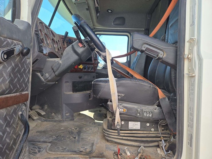 2014-mack-cxu613-600-tandem-axle-dual-cab-behind-engine-truck-tractor-image-17