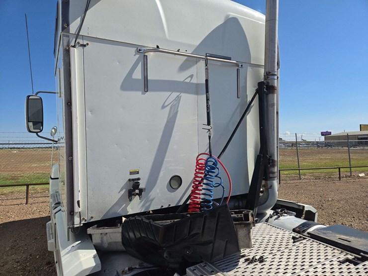 2014-mack-cxu613-600-tandem-axle-dual-cab-behind-engine-truck-tractor-image-15