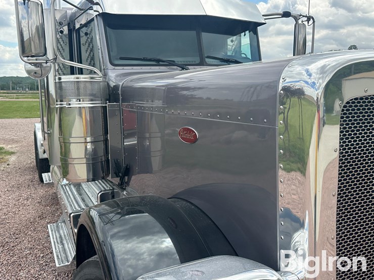 2016-peterbilt-389-image-13