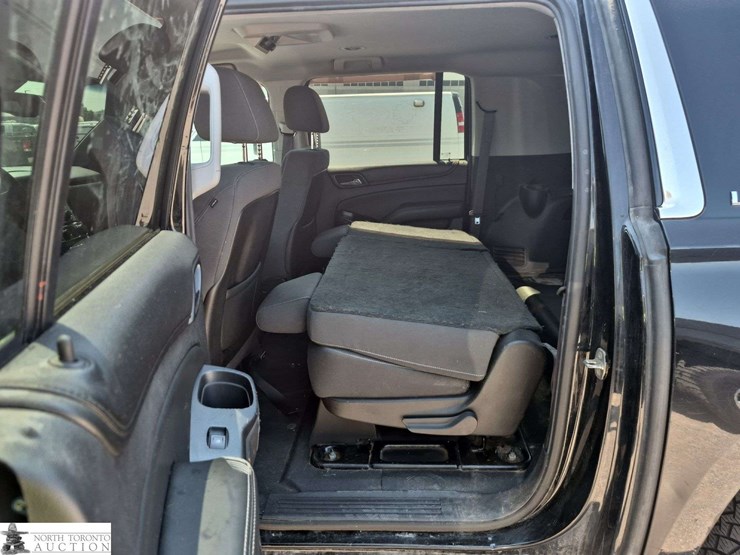 2015-chevrolet-suburban-image-17