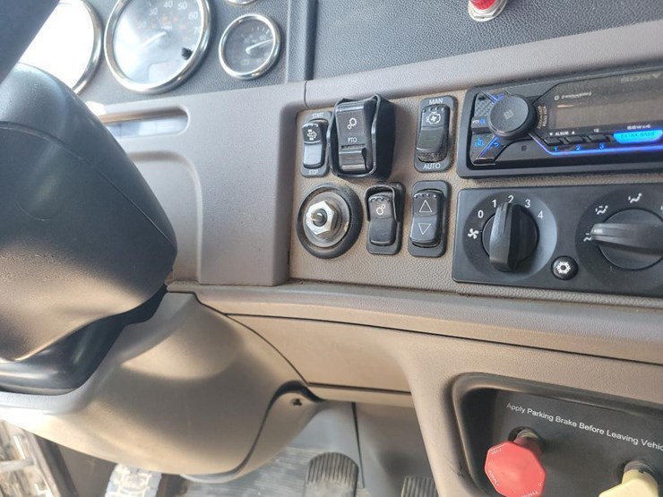 2013-peterbilt-365-image-40