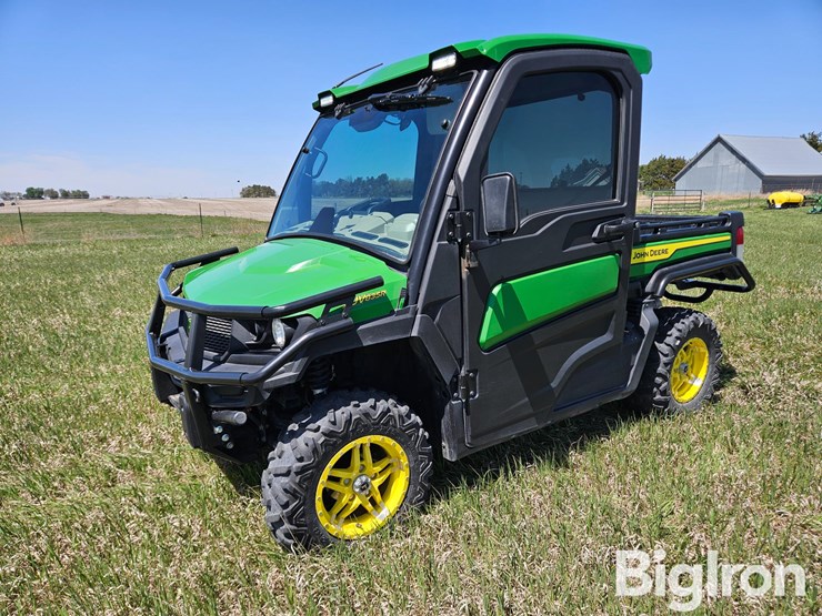 2022-john-deere-gator-image-1