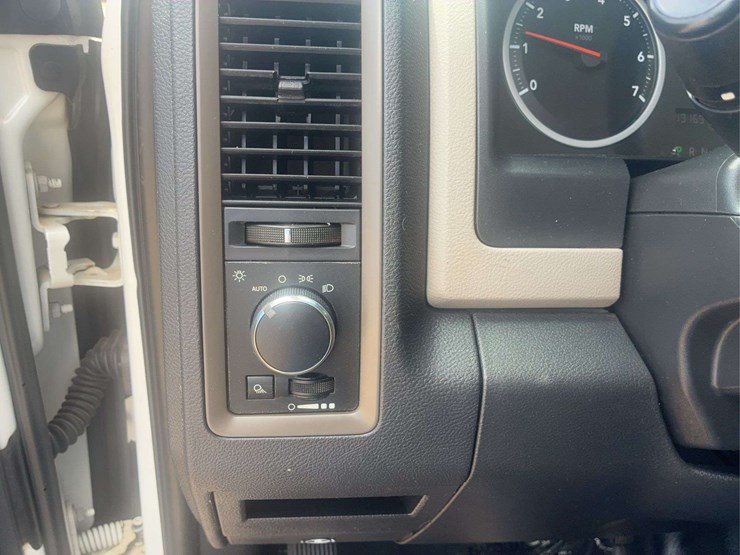 2012-ram-1500-st-image-44