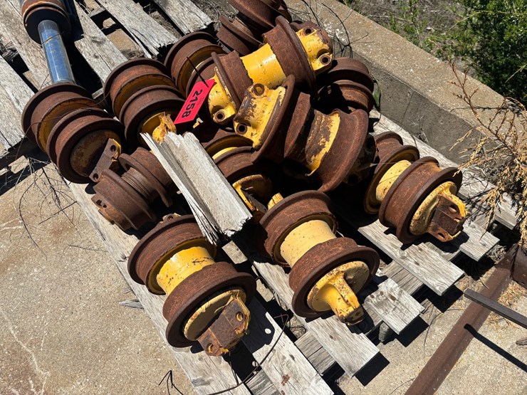 #2158-•-(2)-pallets-of-deere-750j-idlers-and-rollers-image-2