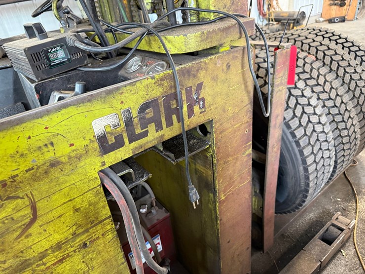 #1828-•-clark-np300-30b-forklift-image-6