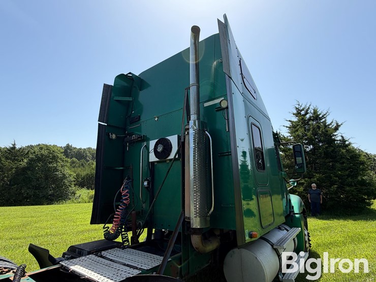 2006-freightliner-columbia-120-image-17