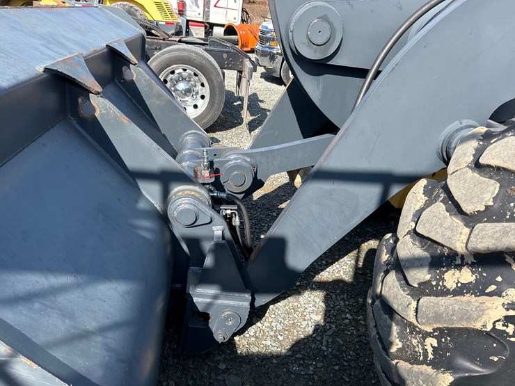2012-deere-624k-image-11