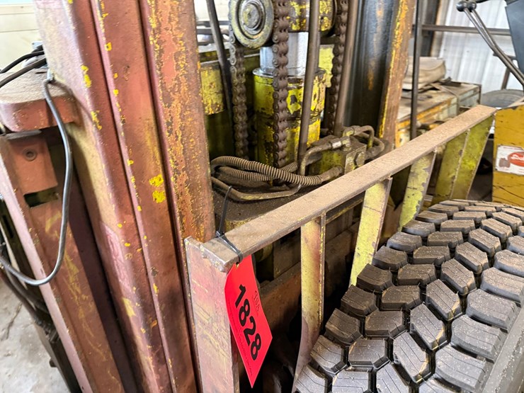 #1828-•-clark-np300-30b-forklift-image-2