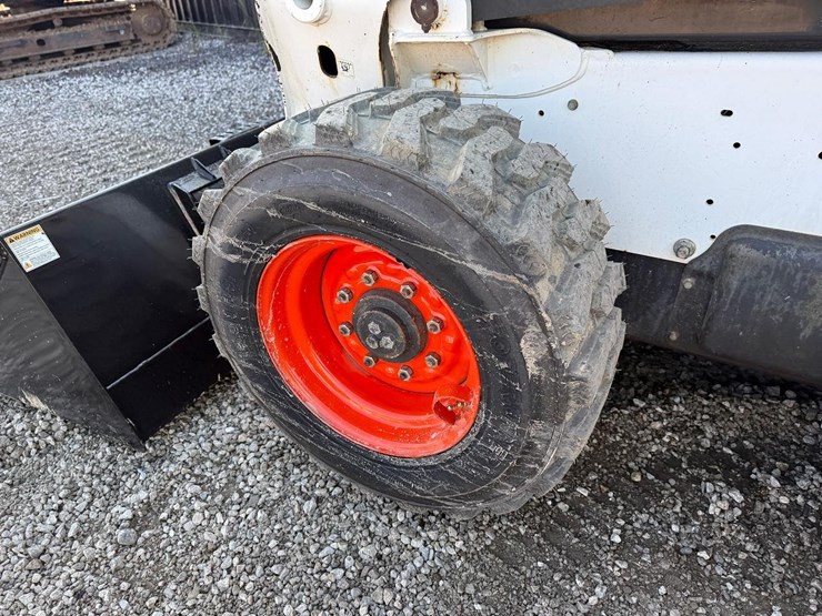 2013-bobcat-s650-image-17