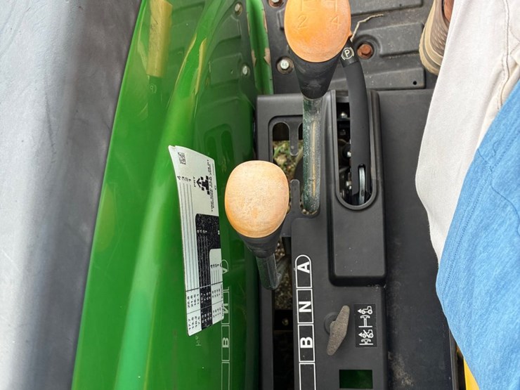 john-deere-4044m-image-9