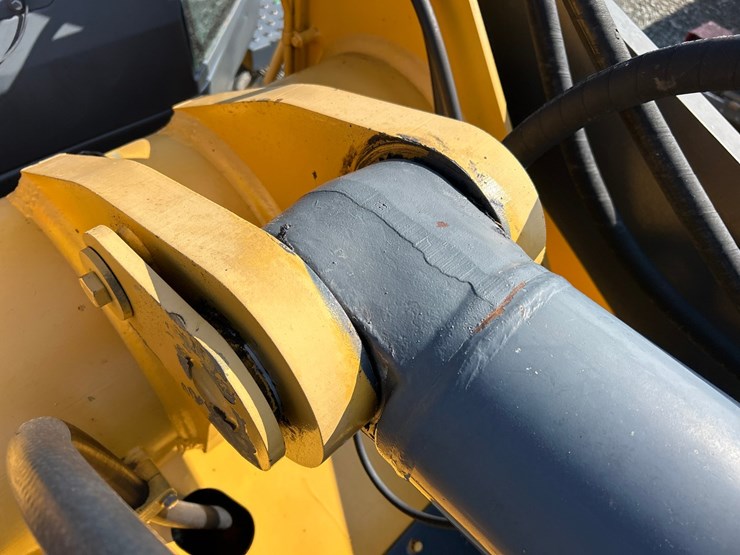 2012-deere-624k-image-29