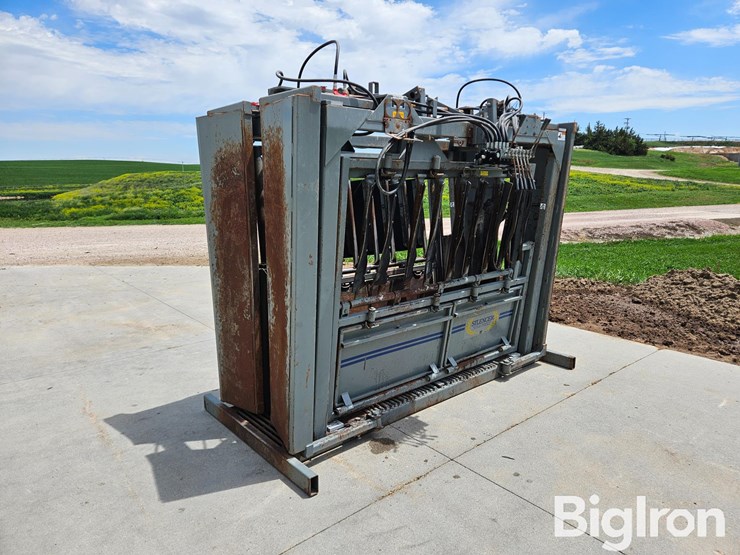 2021-moly-silencer-commercial-pro-wide-body-hydraulic-squeeze-chute-image-5