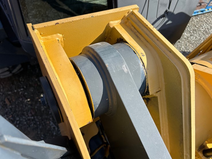 2012-deere-624k-image-28