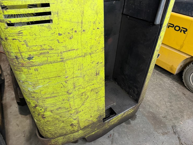 #1828-•-clark-np300-30b-forklift-image-16