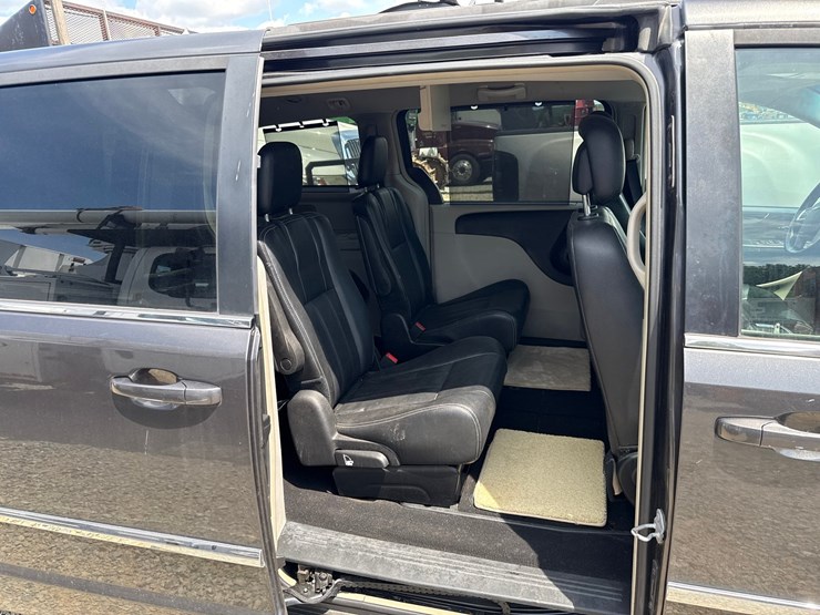 2016-chrysler-town-&-country-image-27