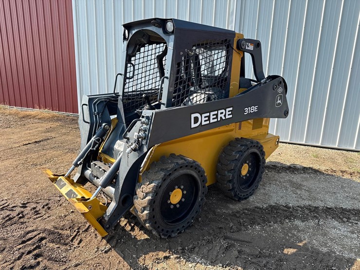 2013-deere-318e-image-2