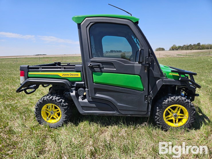 2022-john-deere-gator-image-4