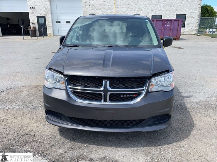 2017-dodge-grand-caravan-sxt-image-2