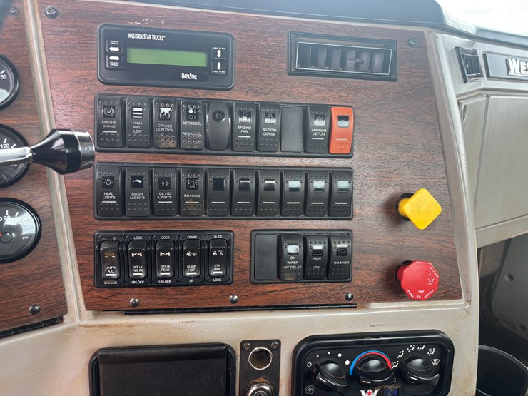 2015-western-star-w4700-semi-image-3