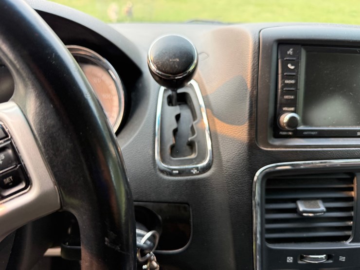 2013-dodge-caravan-image-35