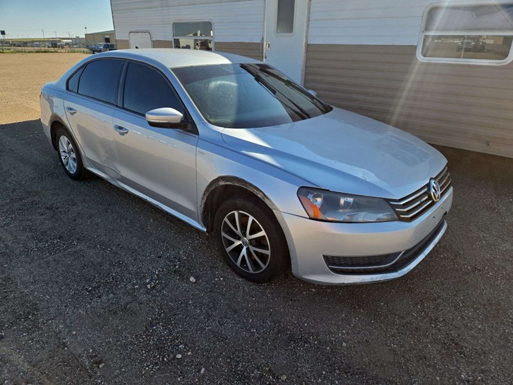 2015-volkswagen-passat-limited-edition-/-s-/-wolfsburg-sedan-4d-image-2