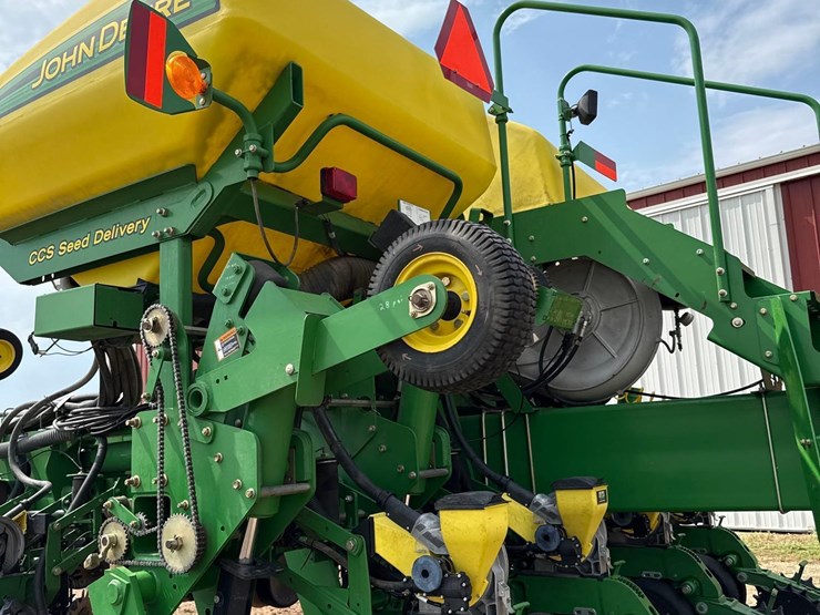 2006-john-deere-1770nt-image-36