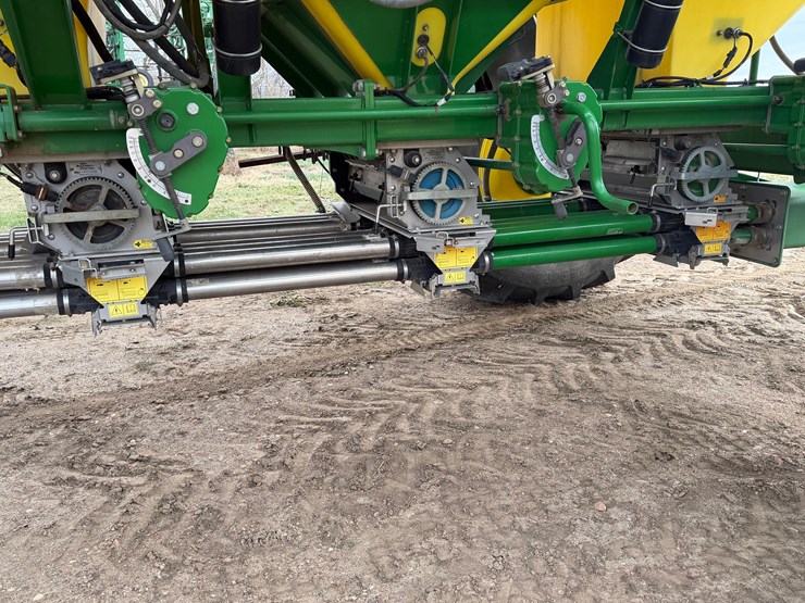 2013-john-deere-1830-image-11