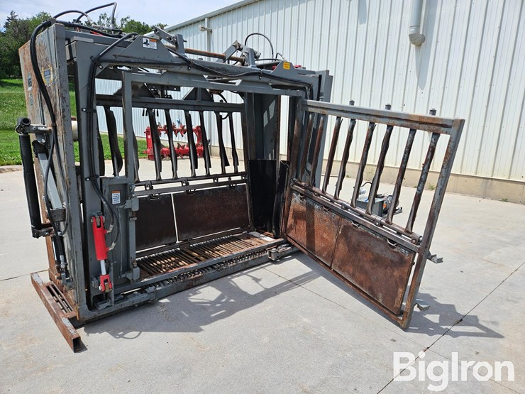 2021-moly-silencer-commercial-pro-wide-body-hydraulic-squeeze-chute-image-17