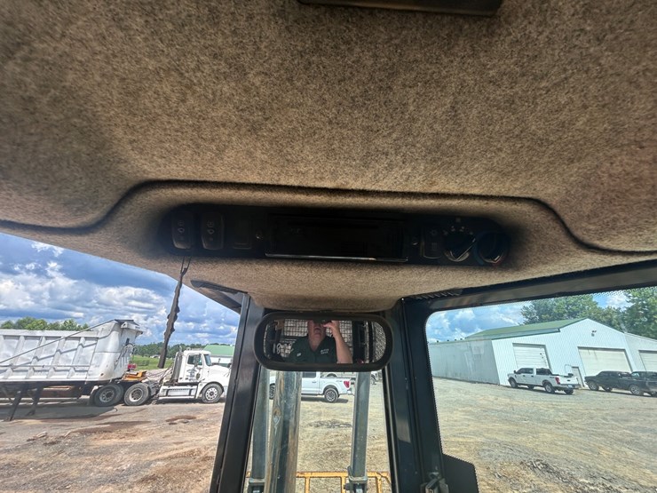2009-deere-750j-lt-image-42