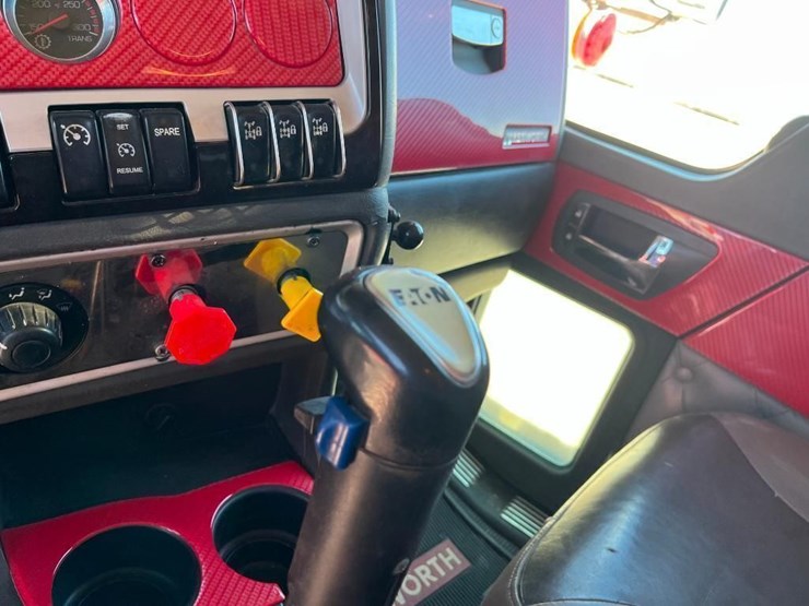2010-kenworth-t800-image-22