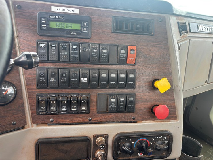 2015-western-star-w4700-semi-image-4