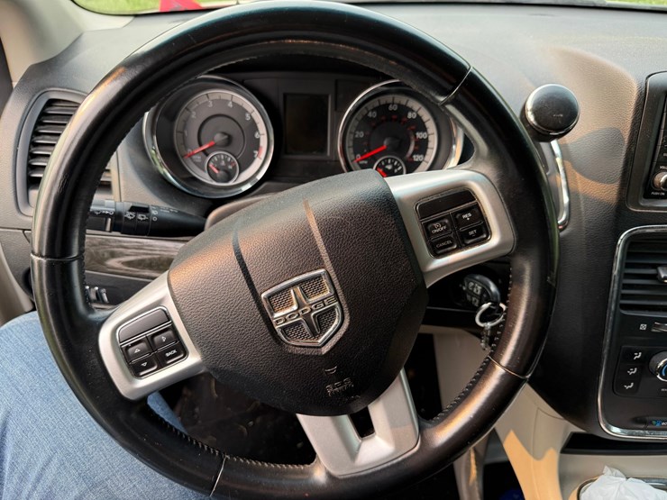 2013-dodge-caravan-image-38
