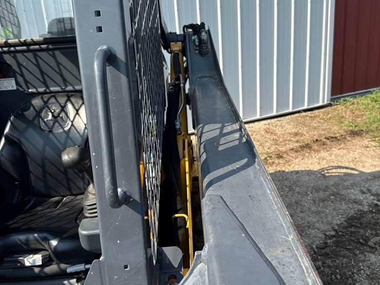2013-deere-318e-image-31