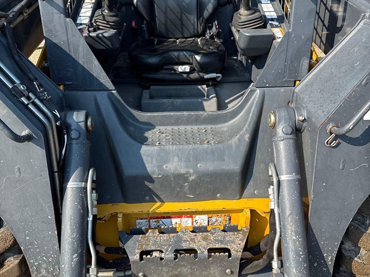 2013-deere-318e-image-29