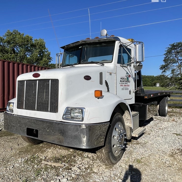 2004 PETERBILT 330