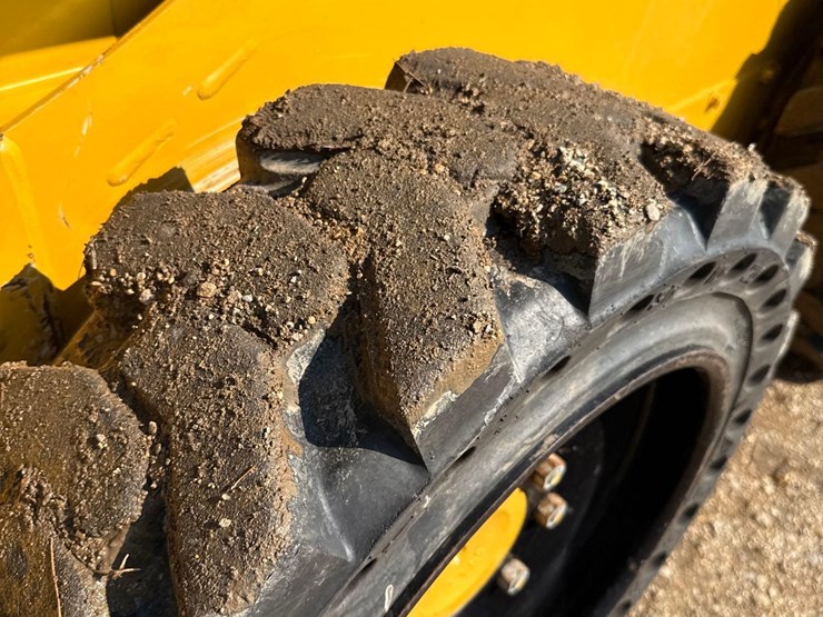 2013-deere-318e-image-14