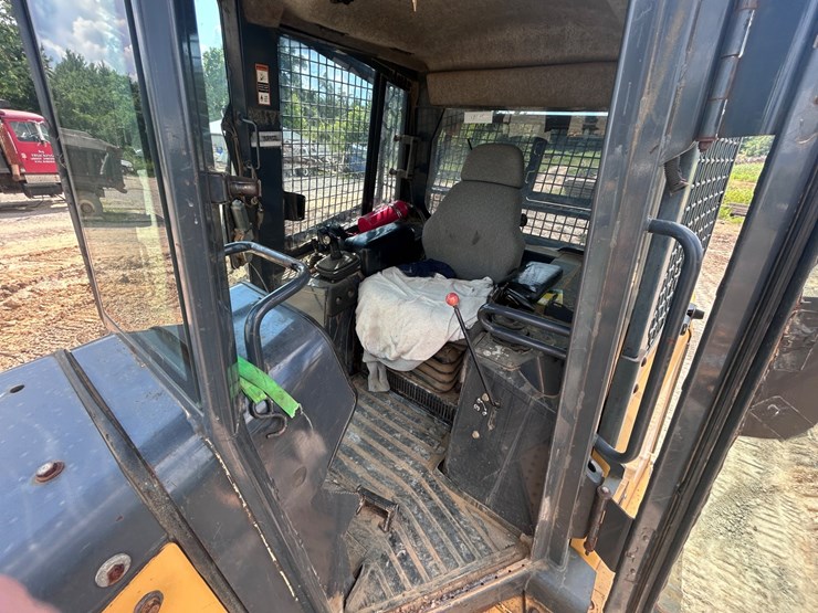 2009-deere-750j-lt-image-33