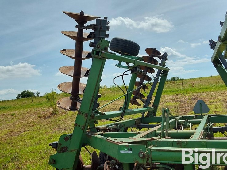 john-deere-330-image-14