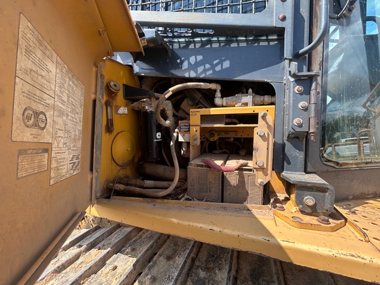 2009-deere-750j-lt-image-31