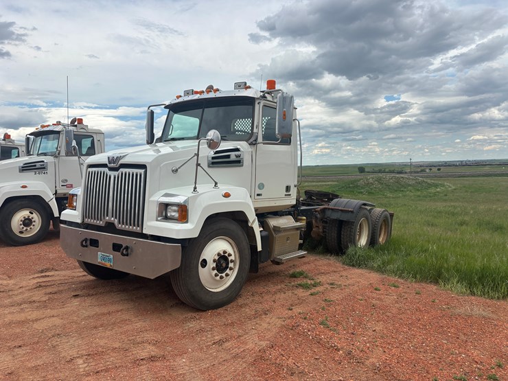 2015-western-star-w4700-semi-image-1