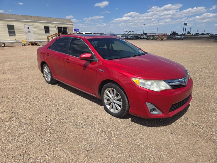 2014-toyota-camry-hybrid-le-sedan-4d-image-2