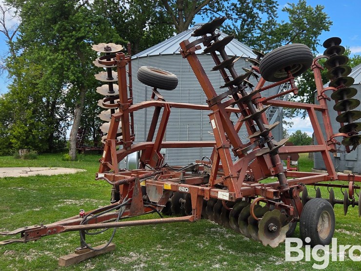 massey-ferguson-820-image-1